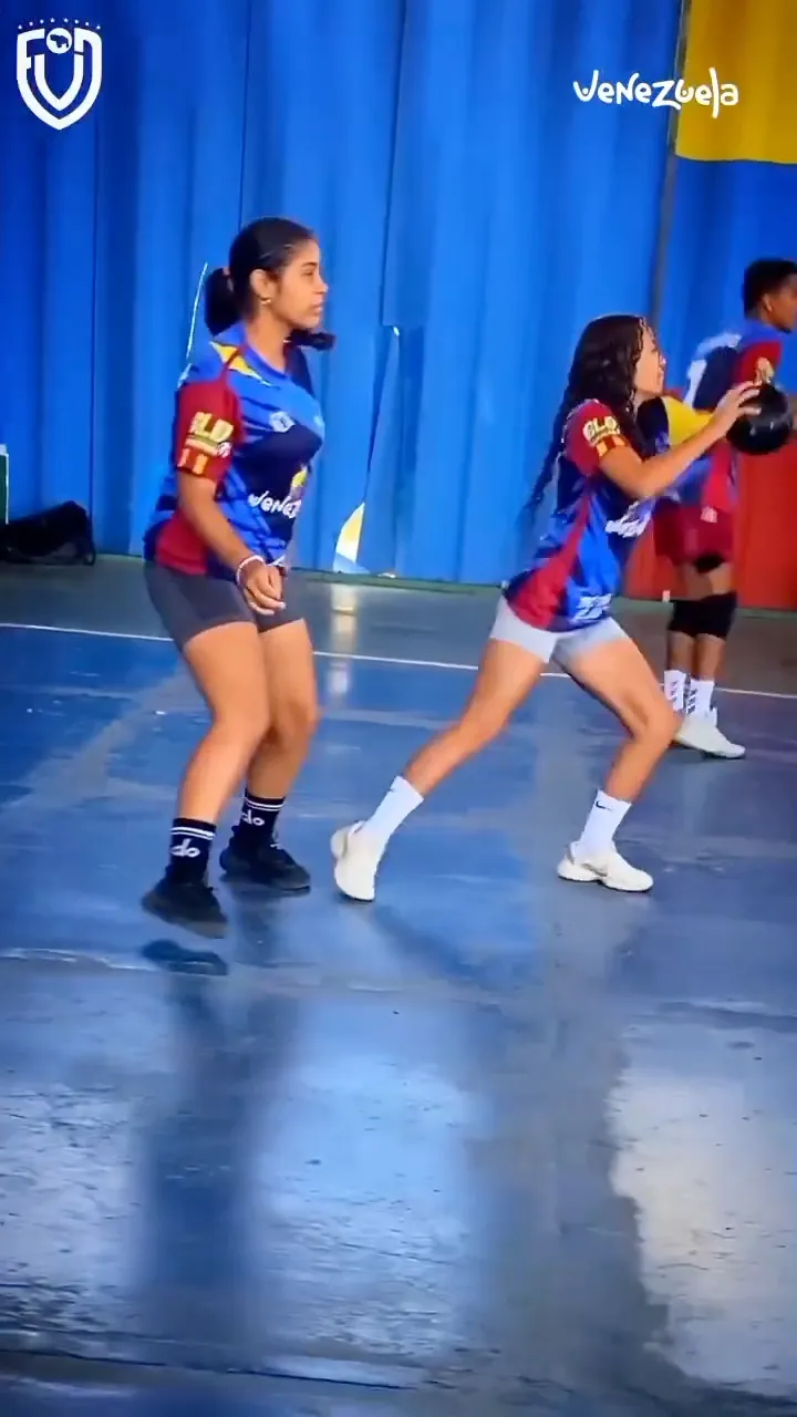 Dos jugadoras de la selección se pasan el balón durante un entrenamiento